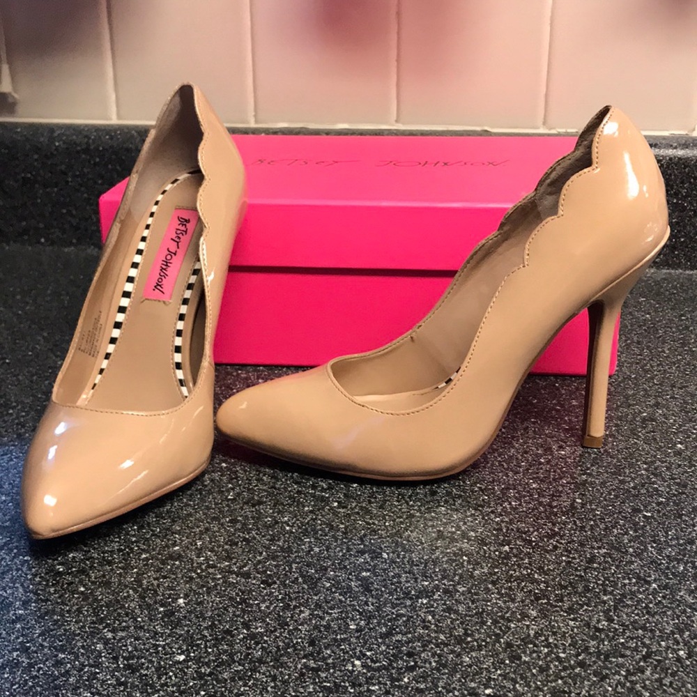 Betsey Johnson nude pumps